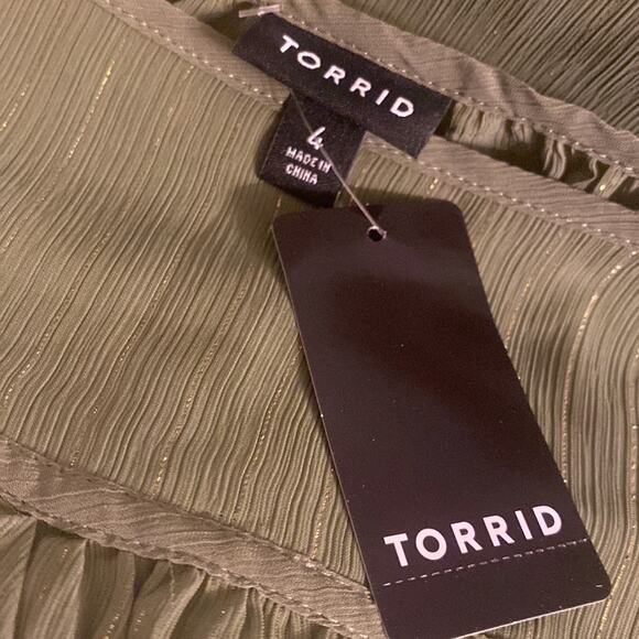 Torrid Olivine Crinkle Chiffon Flutter Sleeve Top - Picture 9 of 9